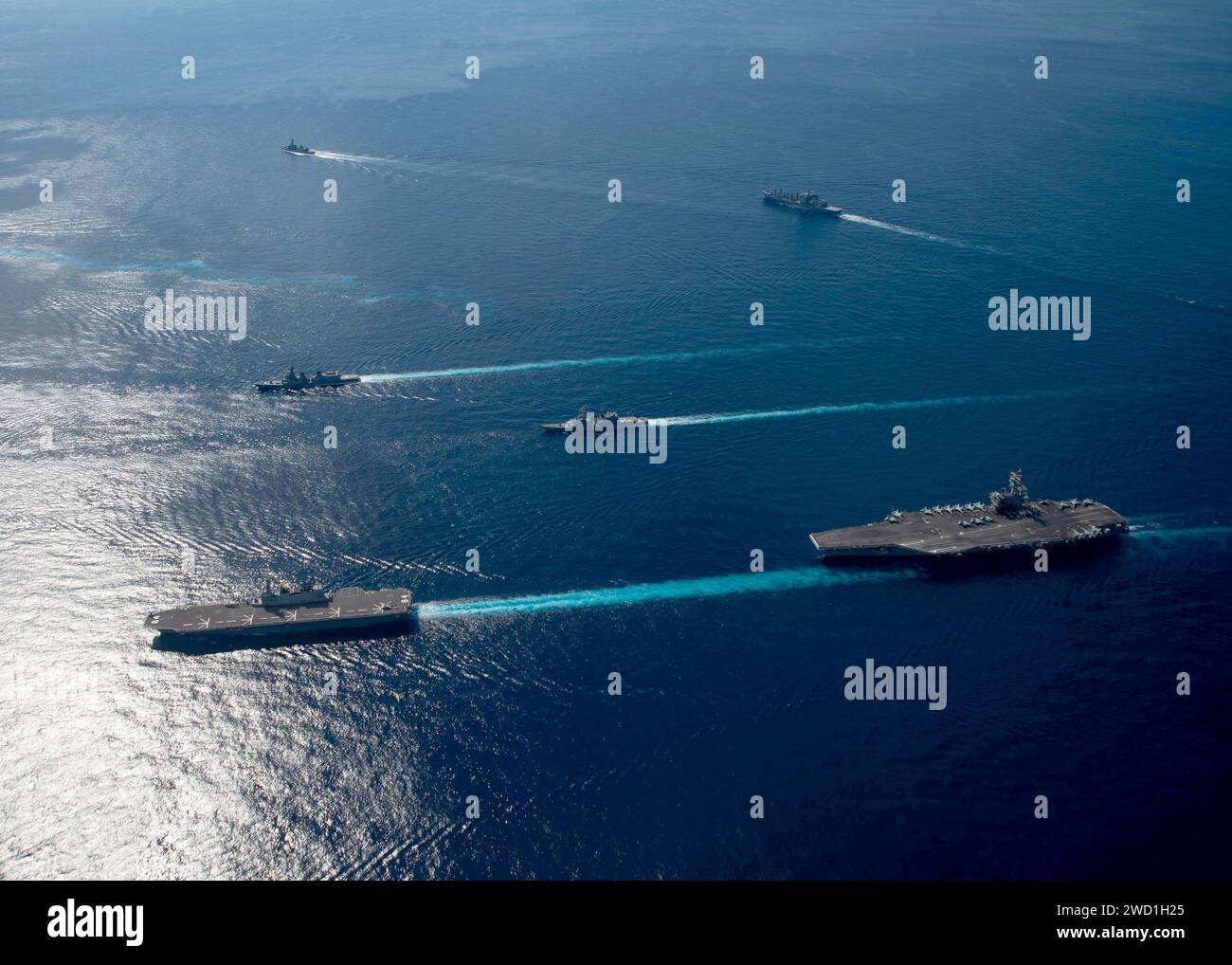 Kriegsschiffe der US Navy und der japanischen Maritime Self-Defense Force durchqueren die Philippinische See. Stockfoto