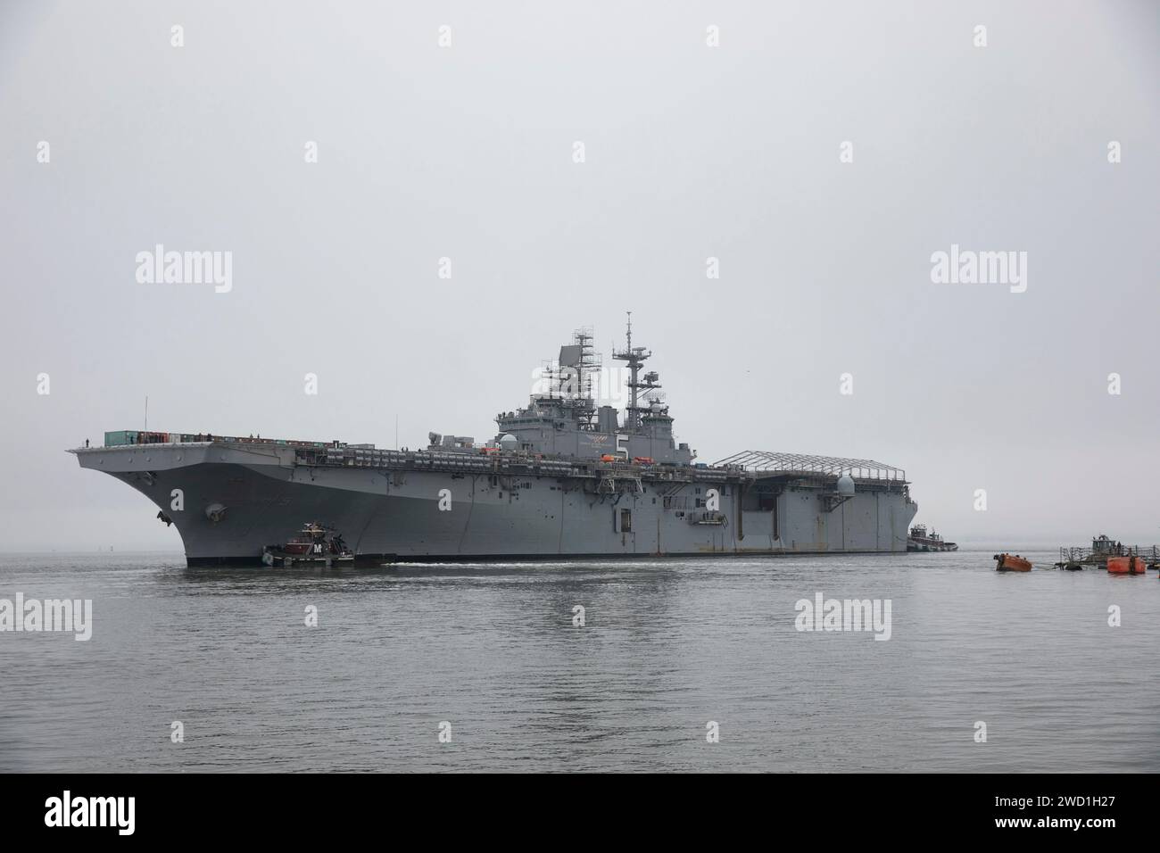 Das amphibische Angriffsschiff USS Bataan verlässt die Marinestation Norfolk, Virginia. Stockfoto