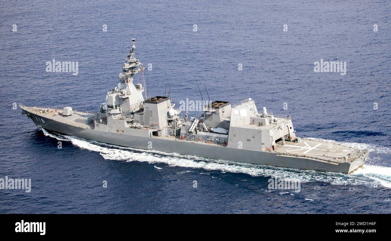 Der japanische Zerstörer JS Fuyuzuki durchquert das Philippinische Meer. Stockfoto