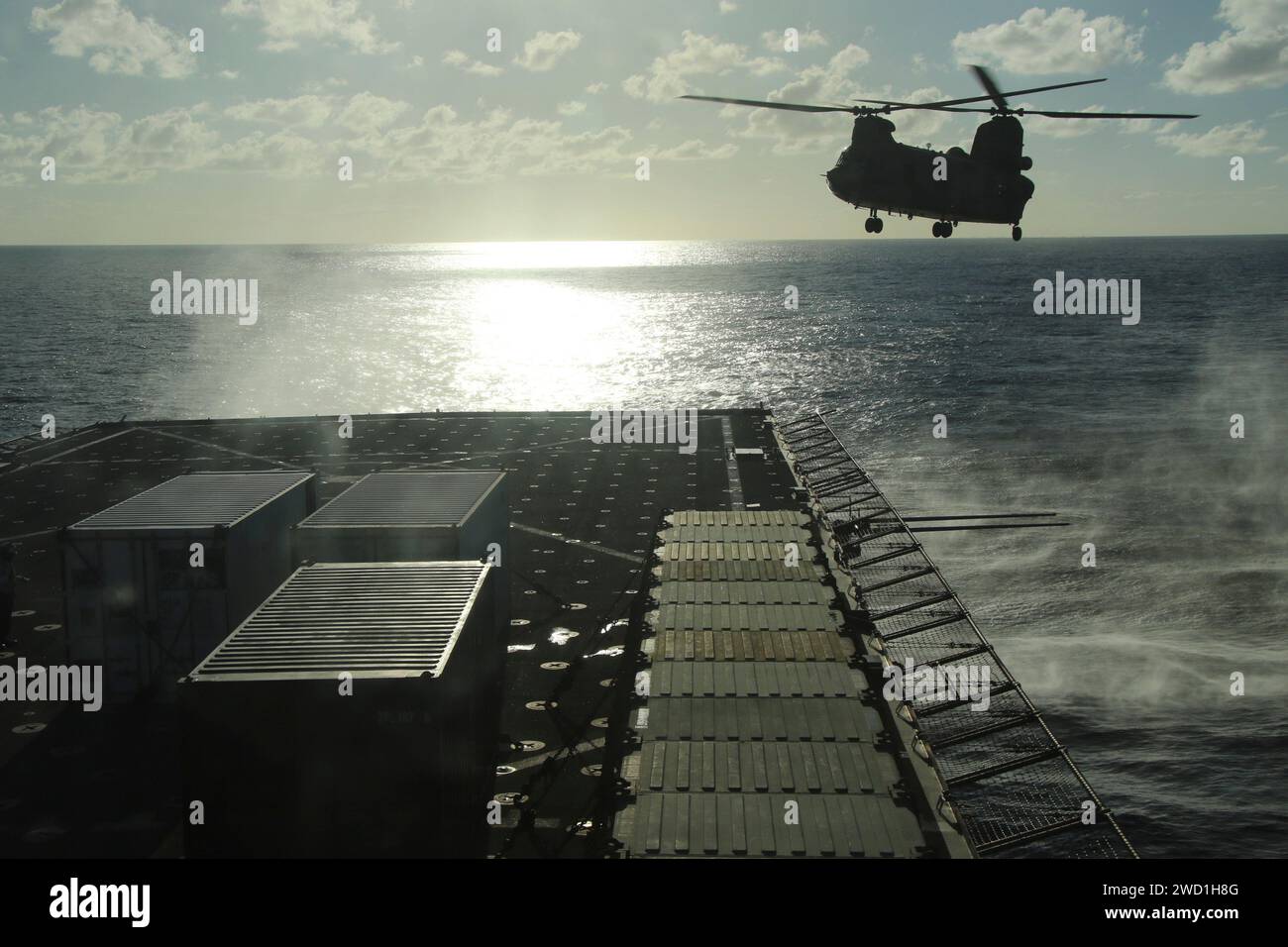 Ein CH-47 Chinook Hubschrauber fliegt über dem Flugdeck der USS Comstock. Stockfoto