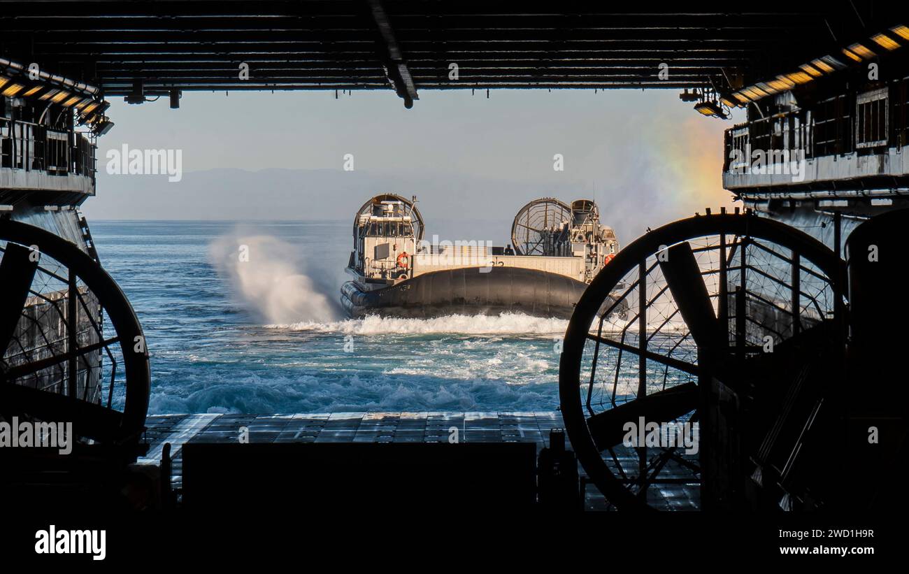 Ein Luftkissen des Landungsbootes besteigt das amphibische Angriffsschiff USS Essex. Stockfoto