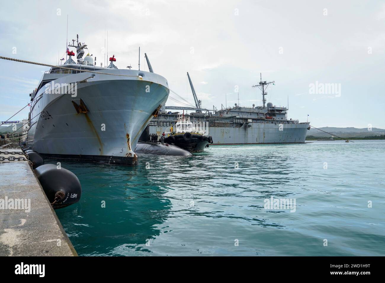 Französische Marineschiffe und U-Boote liegen auf der US-Marinebasis Guam. Stockfoto