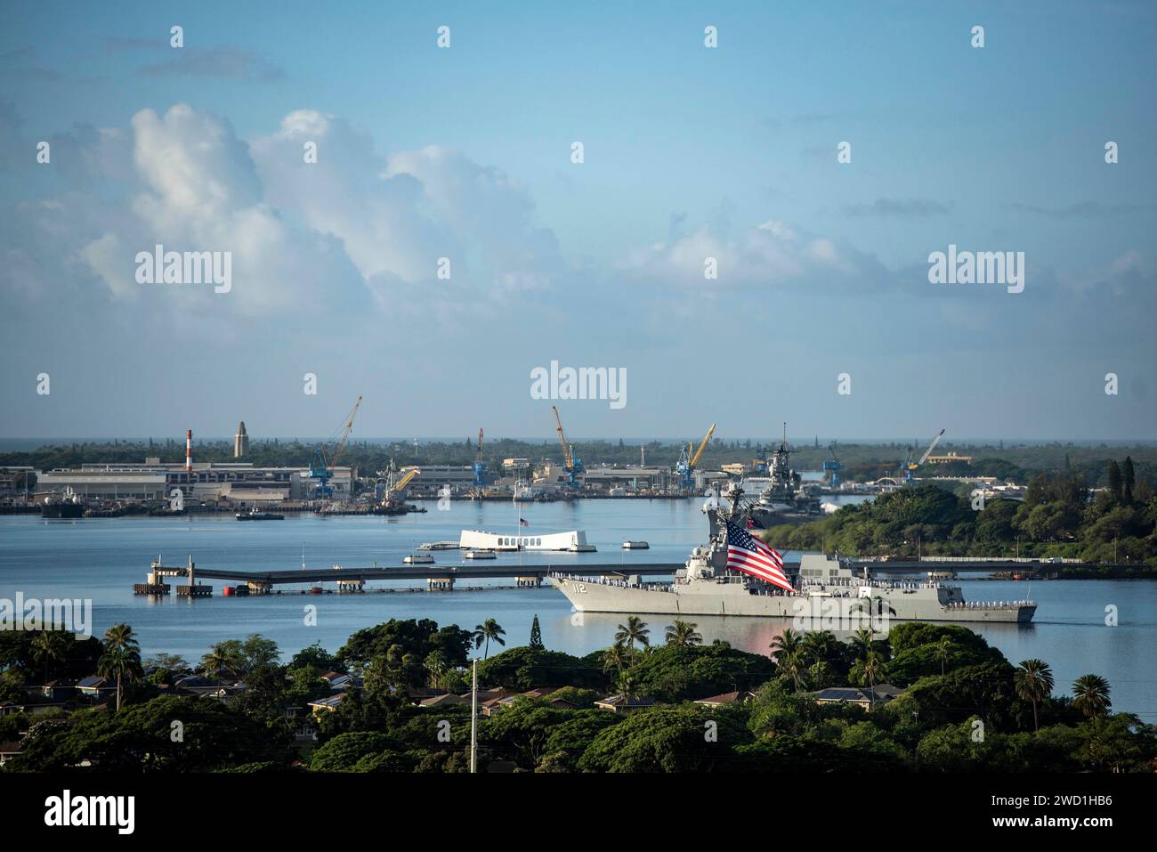 Die USS Michael Murphy passiert Ford Island und das USS Arizona Memorial in Pearl Harbor. Stockfoto