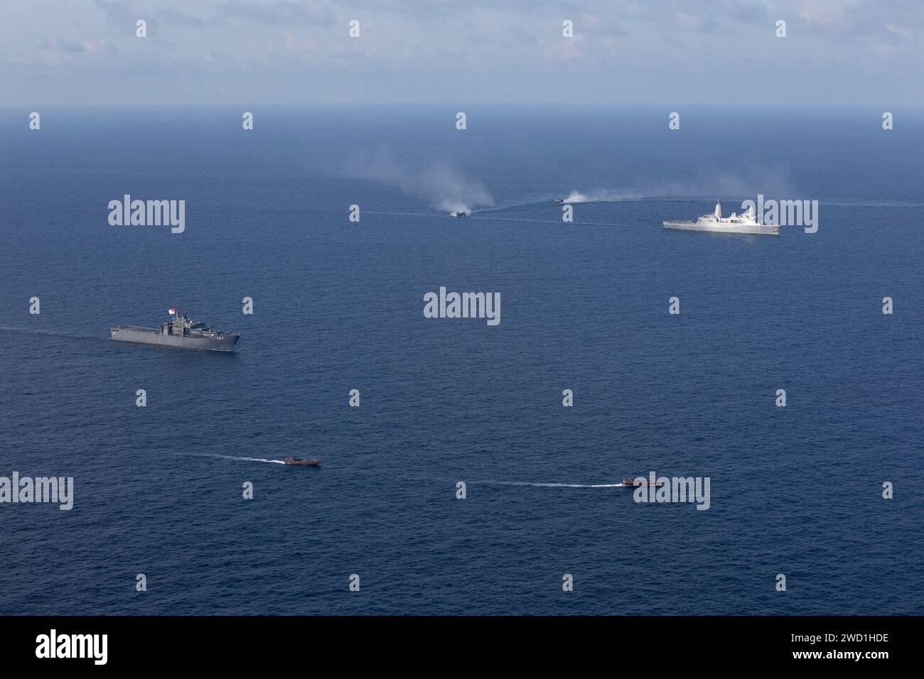Schiffe der Republik Singapur und der US Navy im Südchinesischen Meer. Stockfoto