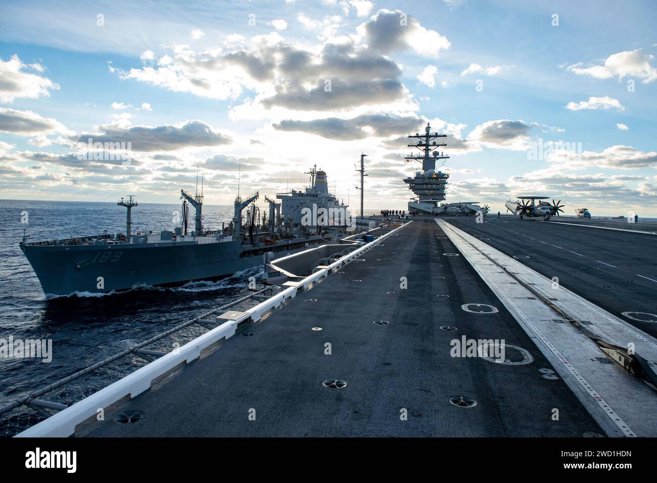 Der Flugzeugträger USS Dwight D. Eisenhower sowie der Flottennachschub USNS John Lenthall. Stockfoto