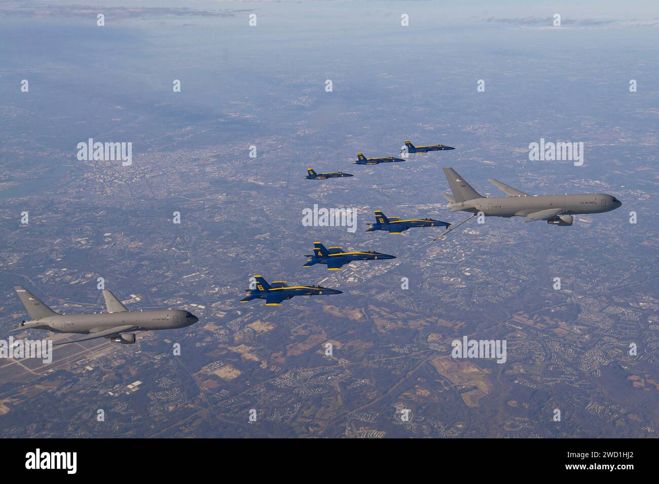 Die Blue Angels und zwei KC-46 fliegen während einer Tankmission in Formation. Stockfoto Die Blue Angels und zwei KC-46 fliegen während einer Tankmission in Formation. Stockfoto