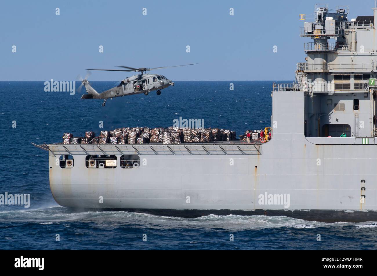 Ein MH-60S Sea Hawk Hubschrauber schweben über dem Flugdeck der USNS Matthew Perry. Stockfoto