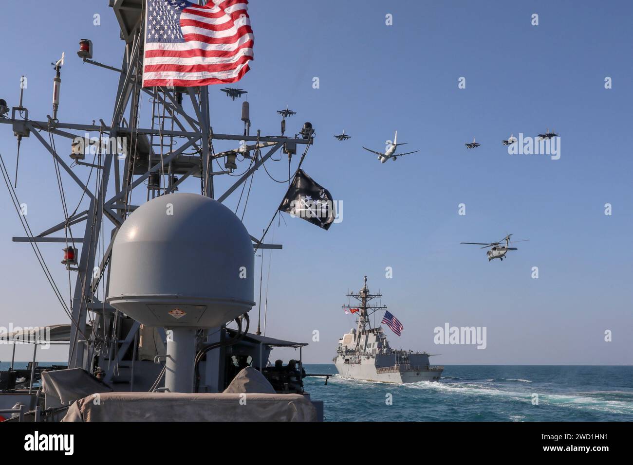 Jets der Royal Saudi Air Force und US-Militärflugzeuge fliegen über den Schiffen der US Navy USS Winston Churchill und USS Firebolt. Stockfoto