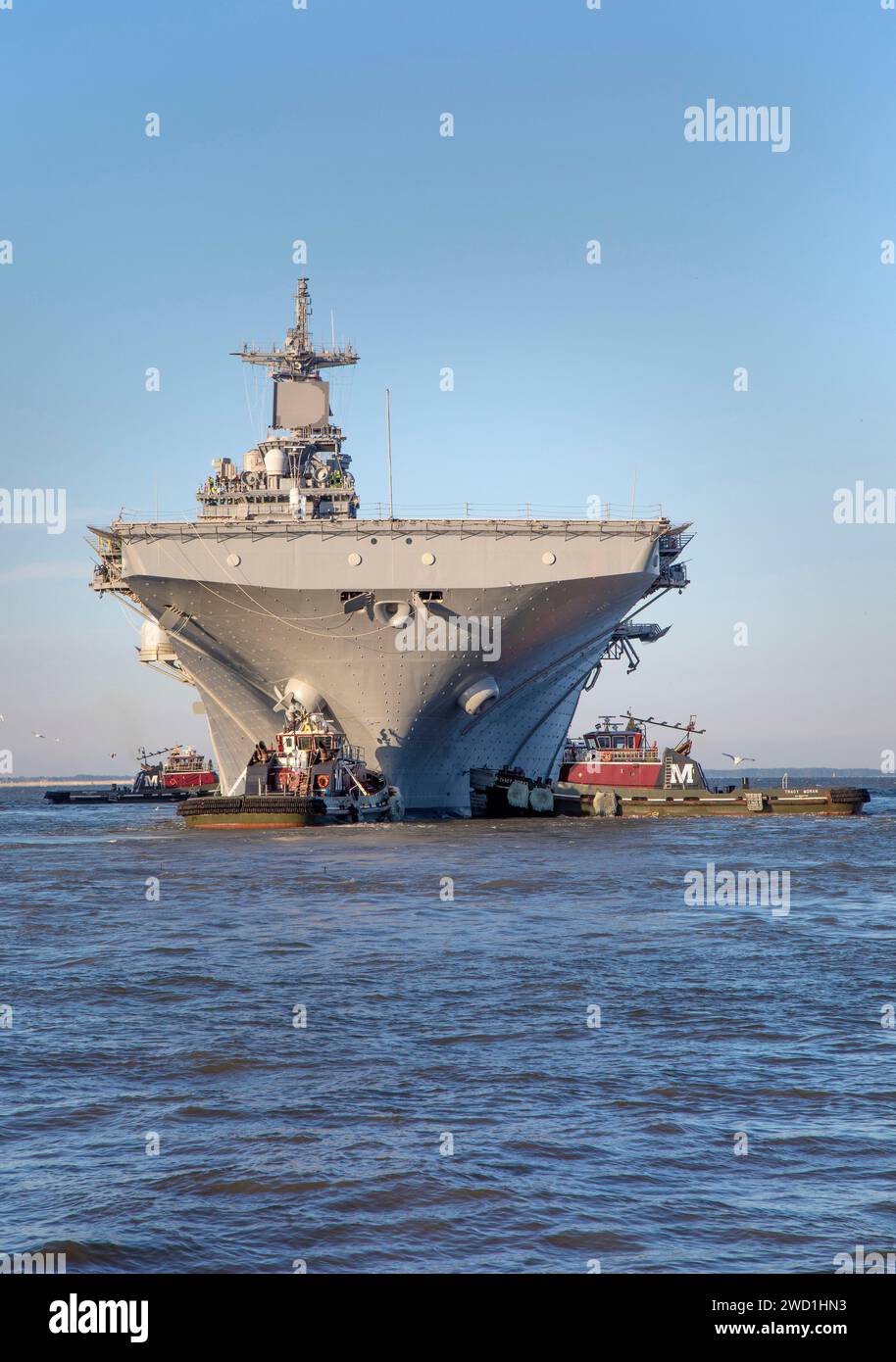 Schlepper helfen dem amphibischen Angriffsschiff USS Kearsarge, auf See zu testen. Stockfoto