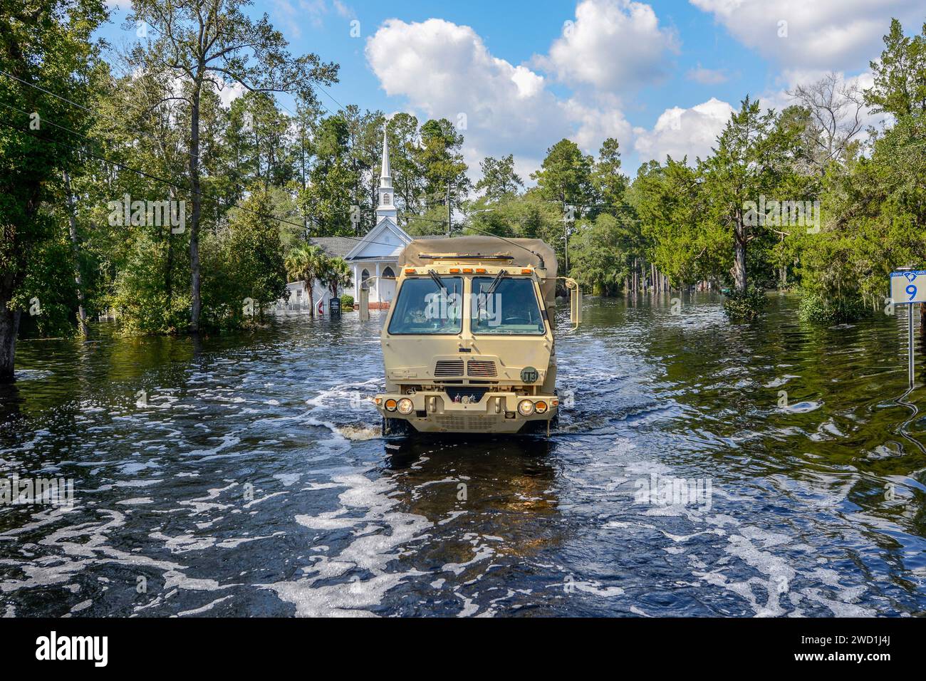 Ein Hochwasserfahrzeug der Nationalgarde fährt nach dem Hurrikan Florence durch schwere Überschwemmungen in South Carolina. Stockfoto