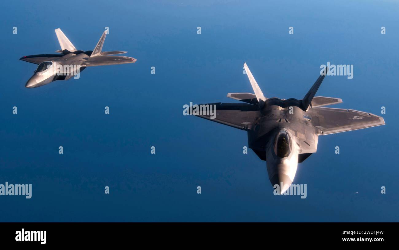 Die F-22 Raptoren der US Air Force fliegen in Formation über das Mittelmeer. Stockfoto