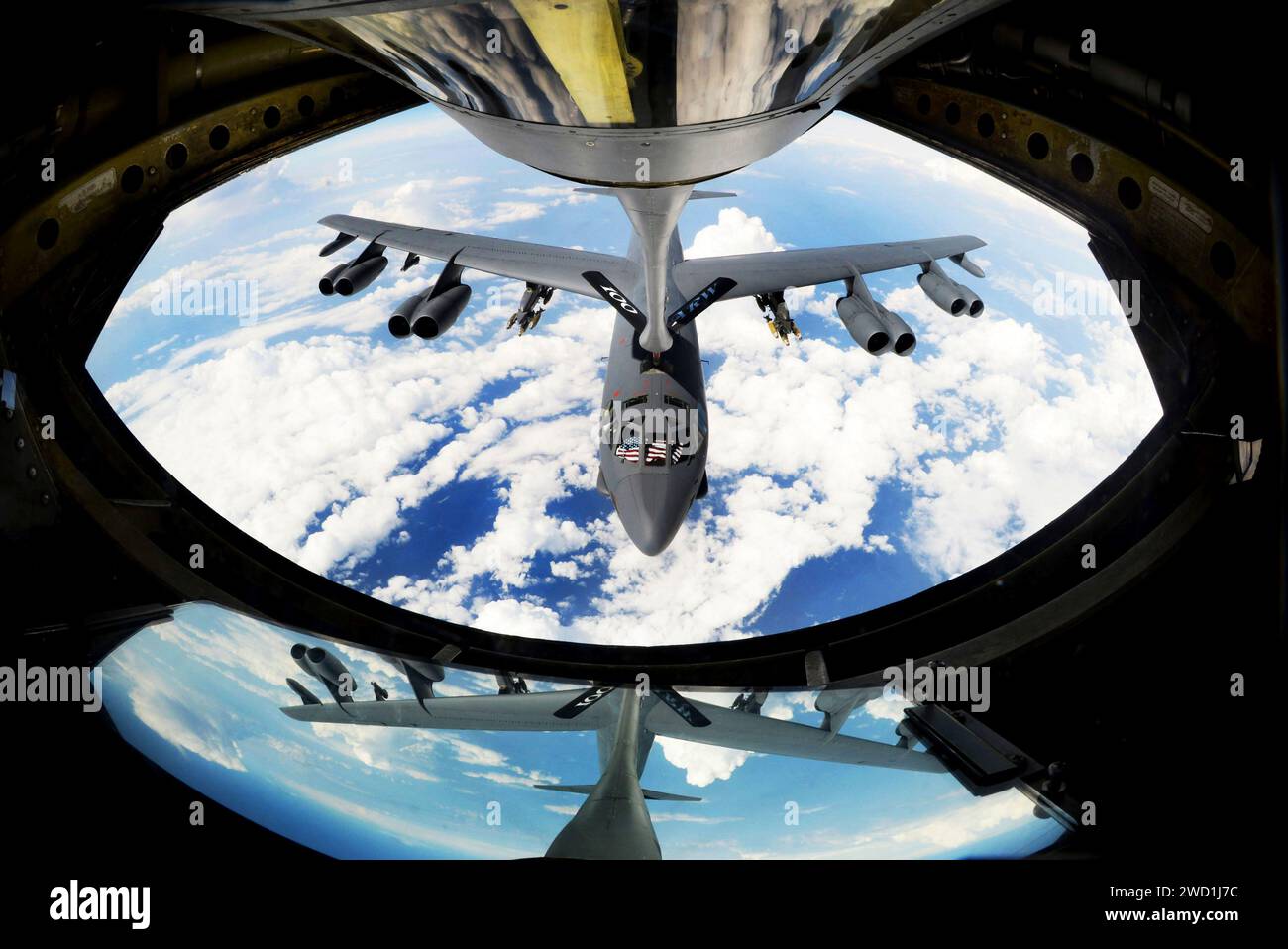 Ein Flugzeug der US-Air Force B-52 Stratofortress erhält Treibstoff von einem KC-135 Stratotanker. Stockfoto