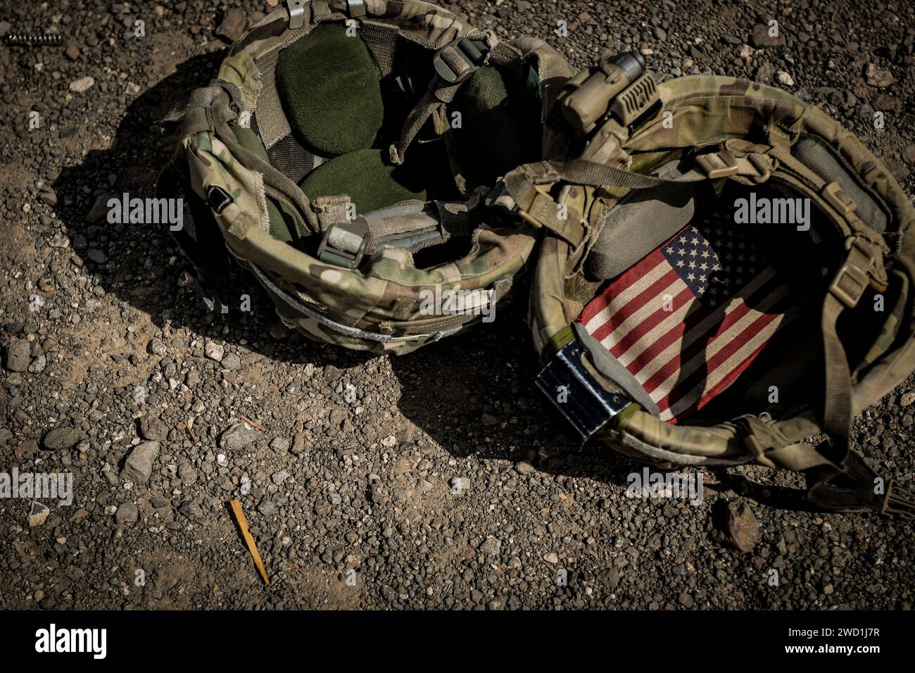 US-Soldatenhelme, mit amerikanischer Flagge auf einem. Stockfoto