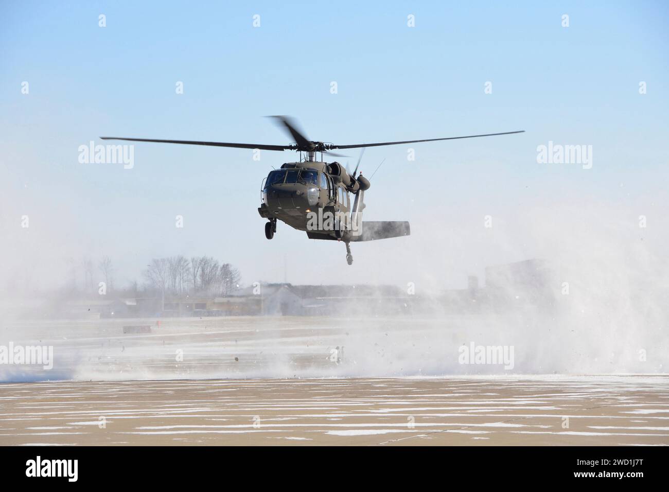 Ein UH-60 Black Hawk Hubschrauber landet am Terre Haute Regional Airport, Terre Haute, Indiana. Stockfoto