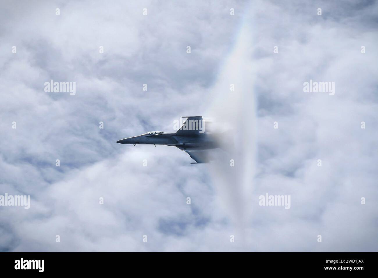 Eine F/A-18F Super Hornet der US Navy durchbricht die Schallmauer. Stockfoto