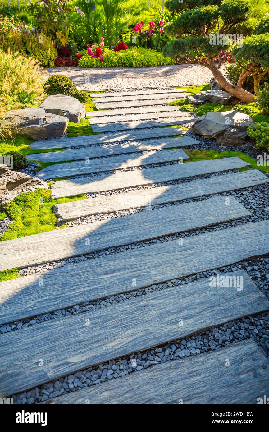 Zen-Steinweg in einem japanischen Garten mit Kies- und Rindenmulch und einheimischen Pflanzen Stockfoto