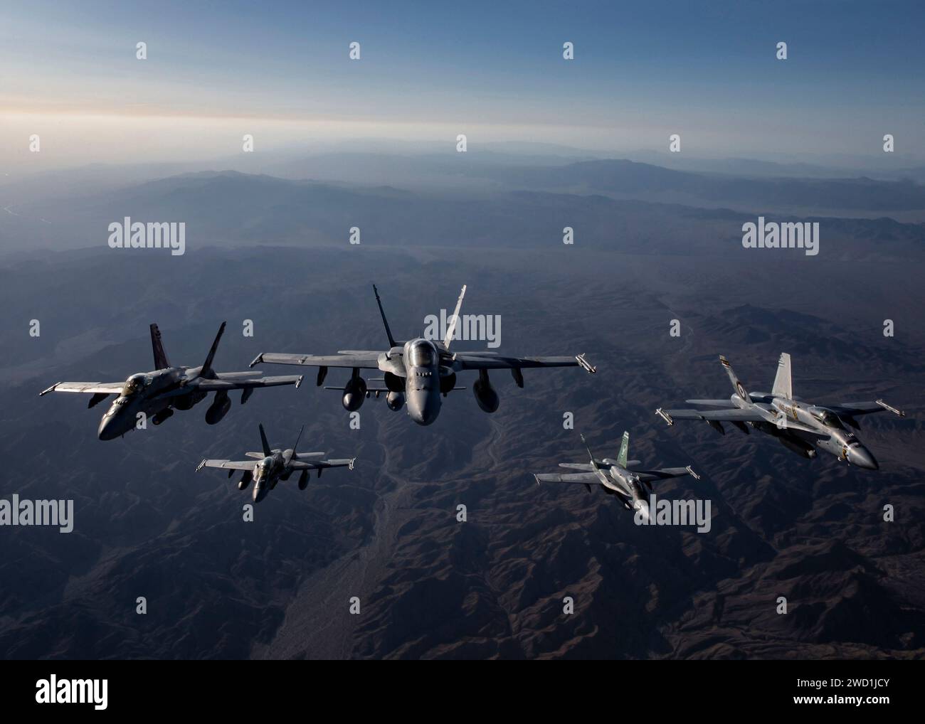 Militärjets fliegen in einer Formation entlang der Pazifikküste in Südkalifornien. Stockfoto