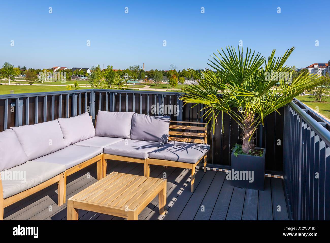 Sitz- und Entspannungsbereich auf dem Dach eines modernen Stadthauses mit grünen Pflanzen Stockfoto