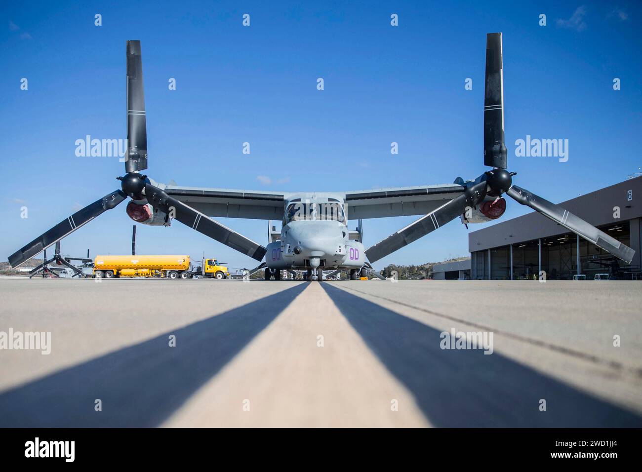 Ein U.S. Marine Corps MV-22 Osprey parkt auf der Marine Corps Air Station Camp Pendleton, Kalifornien. Stockfoto