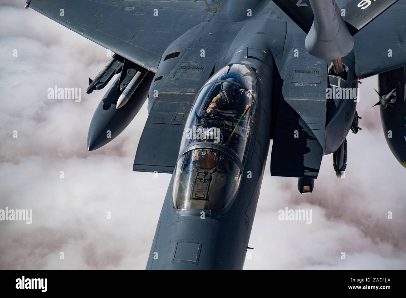 Ein F-15E Strike Eagle der US Air Force erhält Treibstoff aus einem KC-135 Stratotanker. Stockfoto