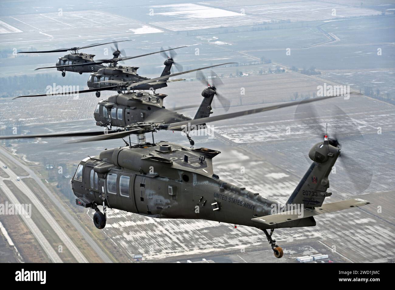 UH-60 Black Hawk von der US Army fliegen in Formation. Stockfoto