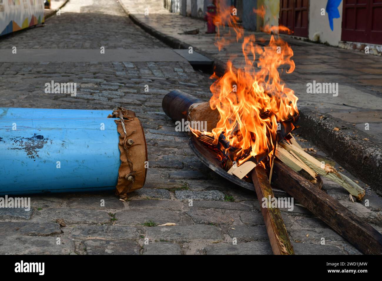 Handgefertigte Trommeln (Parelhas), die von Feuer für die Zeremonie von Tambor de Crioula getunt wurden. Sao Luis de Maranhao Stockfoto