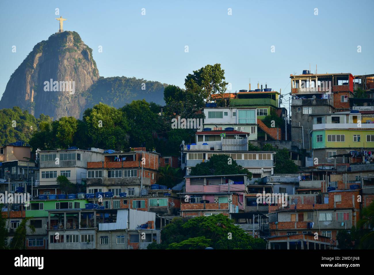 Favela de Tabaraja mit dem Berg Corcovado und der Statue von Christus dem Erlöser im Hintergrund, Rio de Janeiro, Brasilien Stockfoto