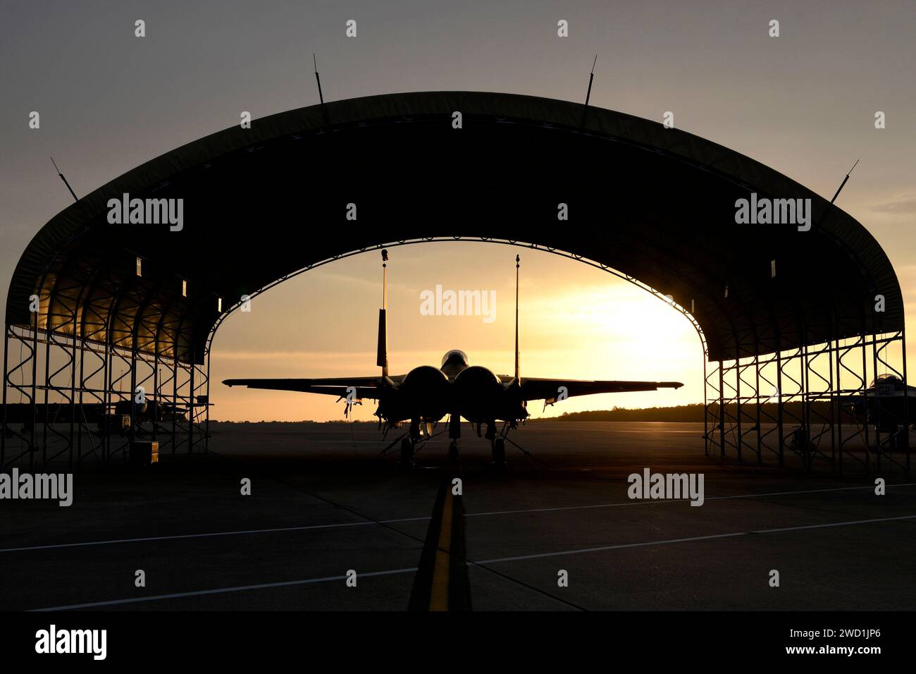 Ein F-15E Strike Eagle der US Air Force sitzt unter einem Dach auf der Fluglinie auf einem Luftwaffenstützpunkt in North Carolina. Stockfoto