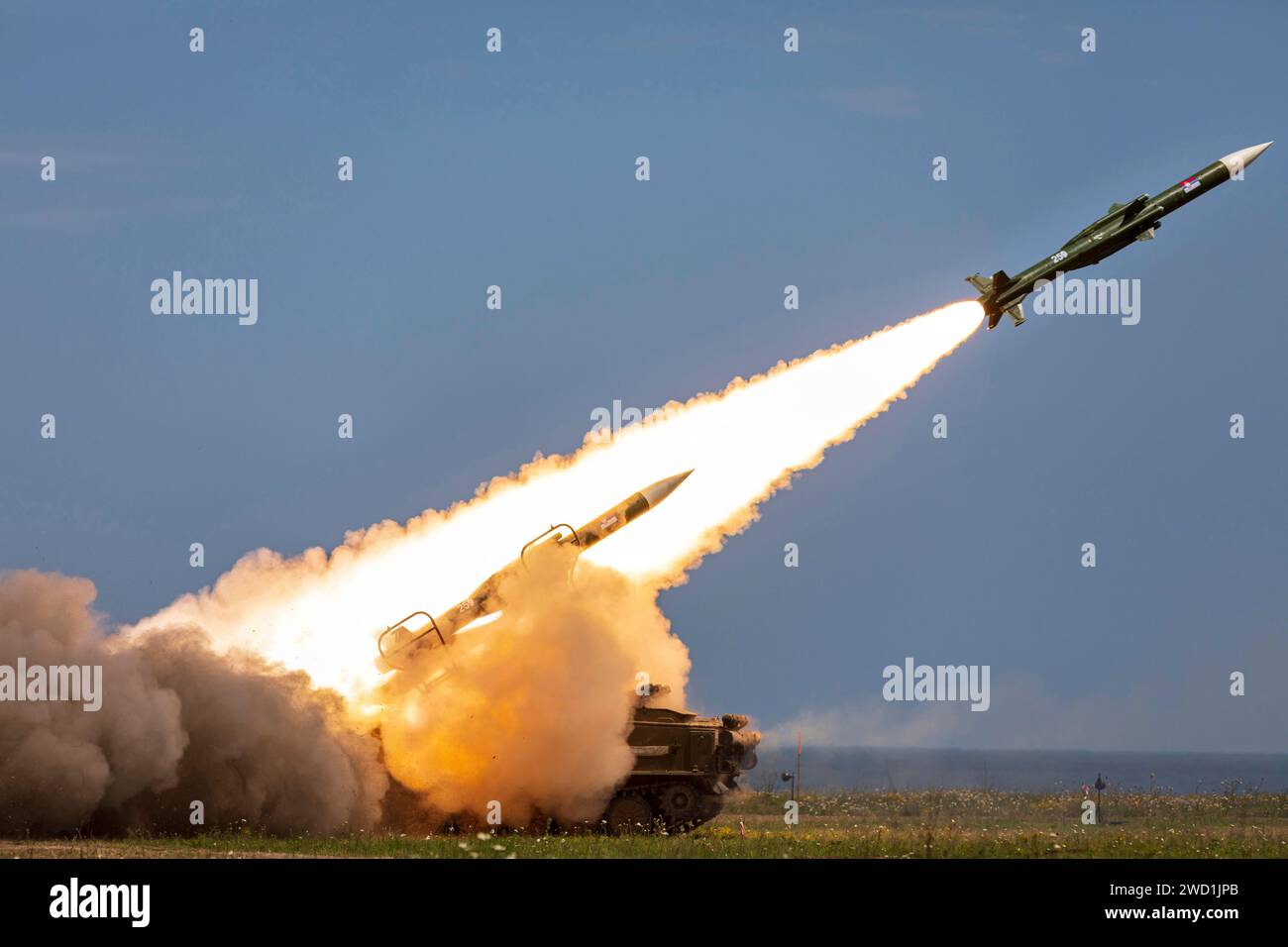 Ein mobiles Boden-Luft-Raketensystem 2K12 Kub wird während eines Live-Feuertrainings abgefeuert. Stockfoto