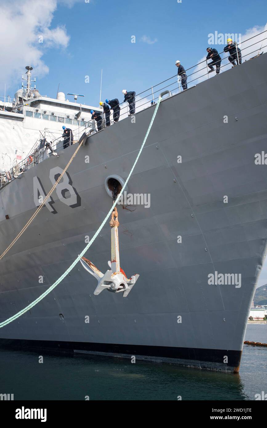 Seeleute an Bord des Landungsschiffes USS Ashland führen einen Ankerfalltest durch. Stockfoto