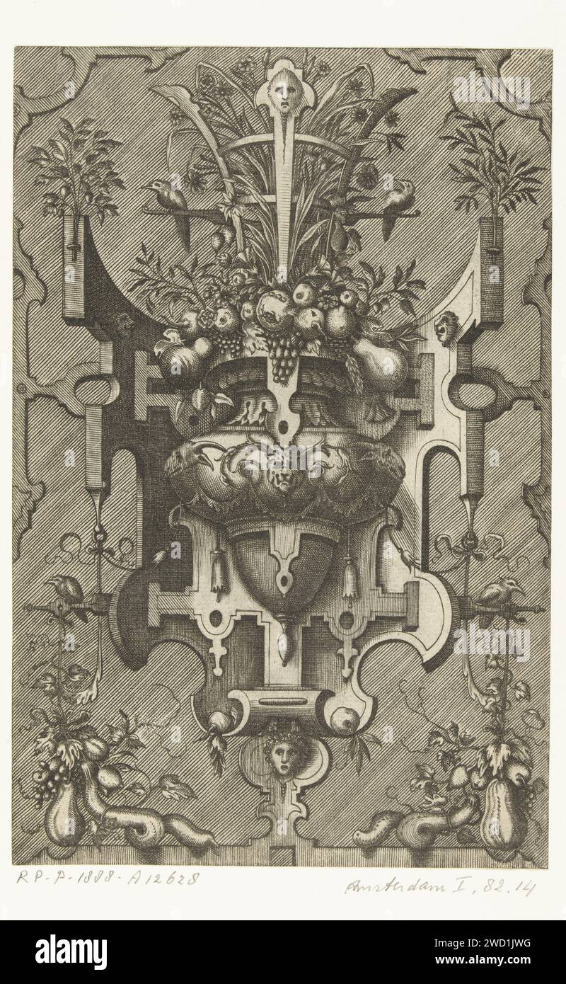 Flache Dekoration, Vase mit Früchten und Blumen in einem Rahmen von Rolwerk, Pieter van der Heyden, nach Jacob Floris, 1567 Druck der Bauch der Vase ist mit Maskarons und Blattreben verziert. Schattierter Hintergrund. Gehört zu einer Serie von 14 Magazinen Kartuschen mit Rollarbeiten, Grotesken, Trophäen und Friesen. Die Titelseite fehlt. Niederlande (möglicherweise) Papierstich Stockfoto