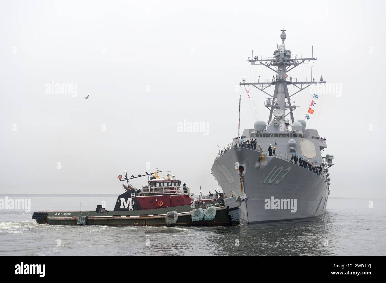 Der Raketenzerstörer USS Truxtun wird von der Marinestützpunkt Norfolk, Virginia, gestartet. Stockfoto