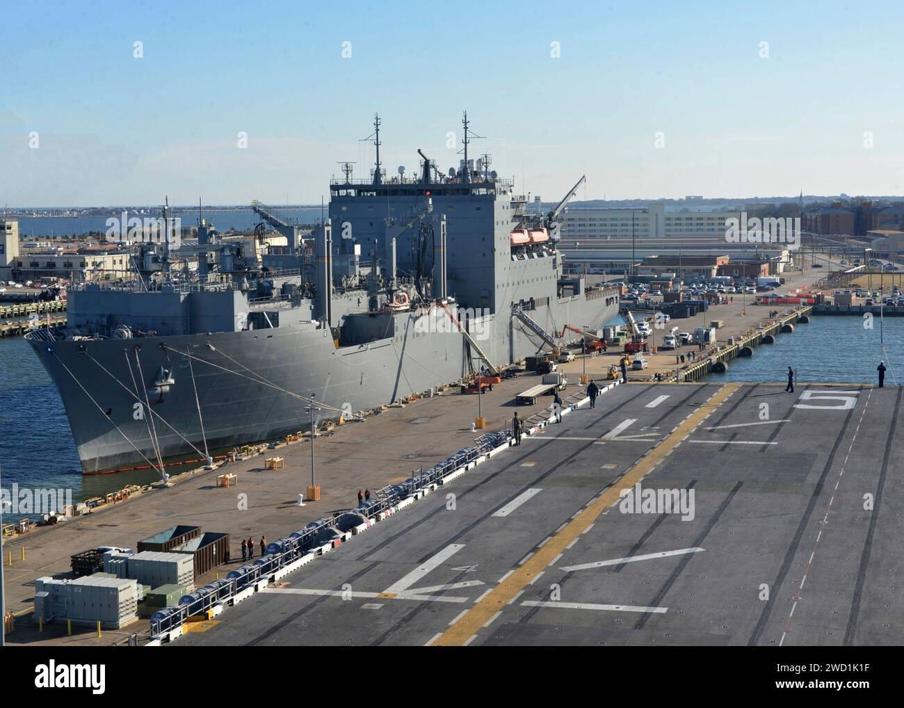 Die USS Bataan fährt neben dem Trocken- und Munitionsschiff USNS Robert E. Peary an. Stockfoto