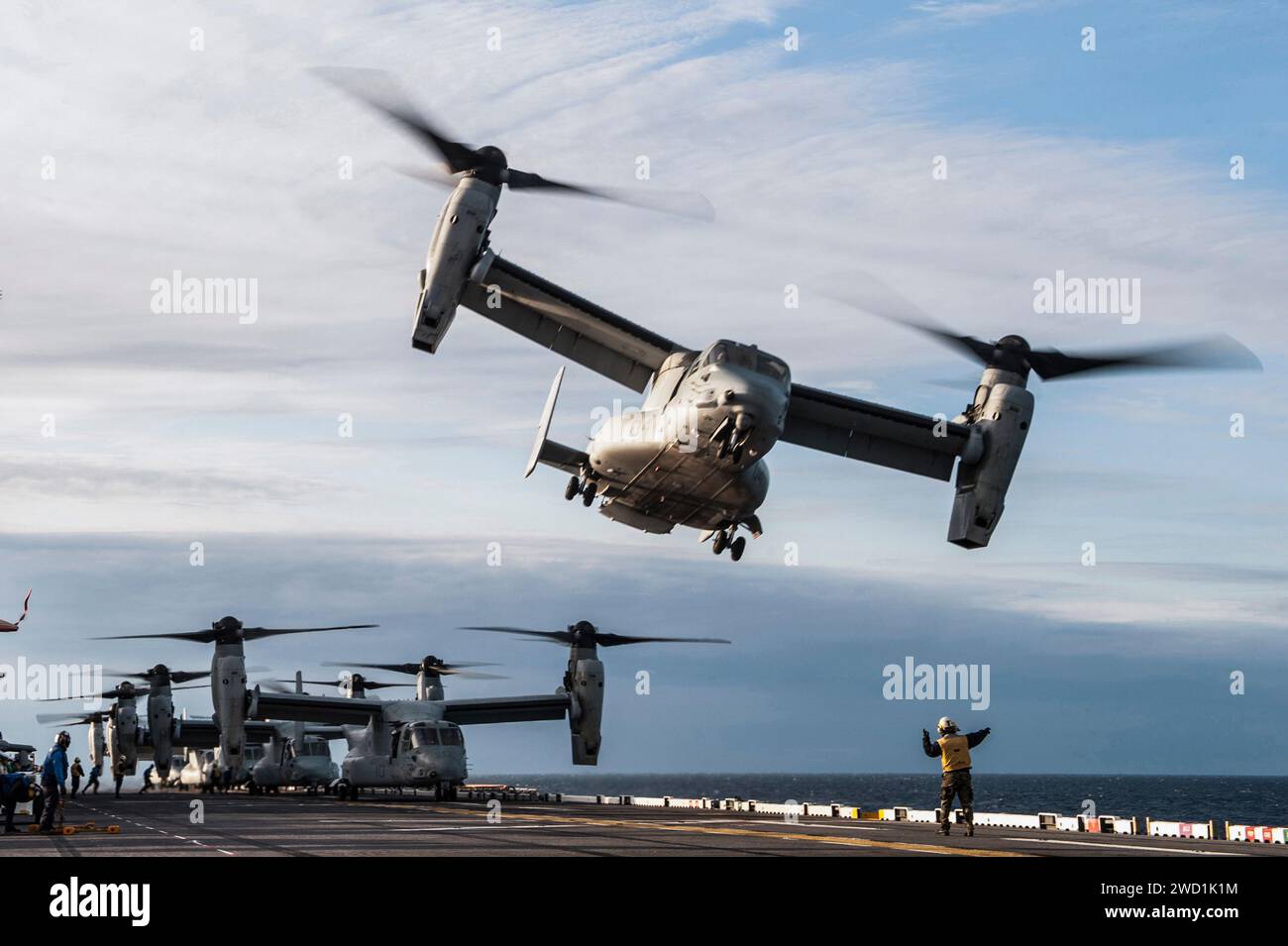 Ein VM-22 Osprey-Flugzeug hebt vom Flugdeck der USS Bataan ab. Stockfoto