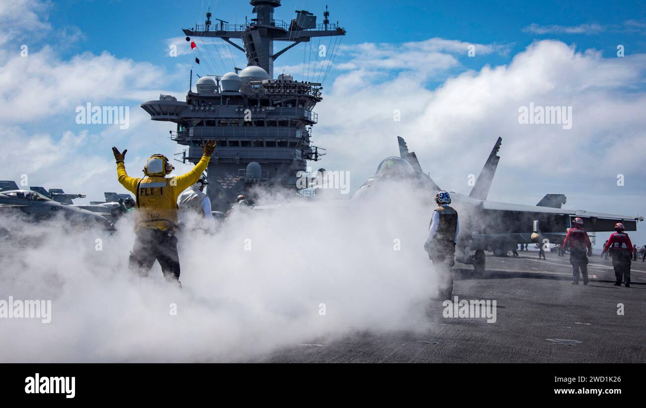Seeleute führen Flugoperationen an Bord des Flugzeugträgers USS Carl Vinson durch. Stockfoto