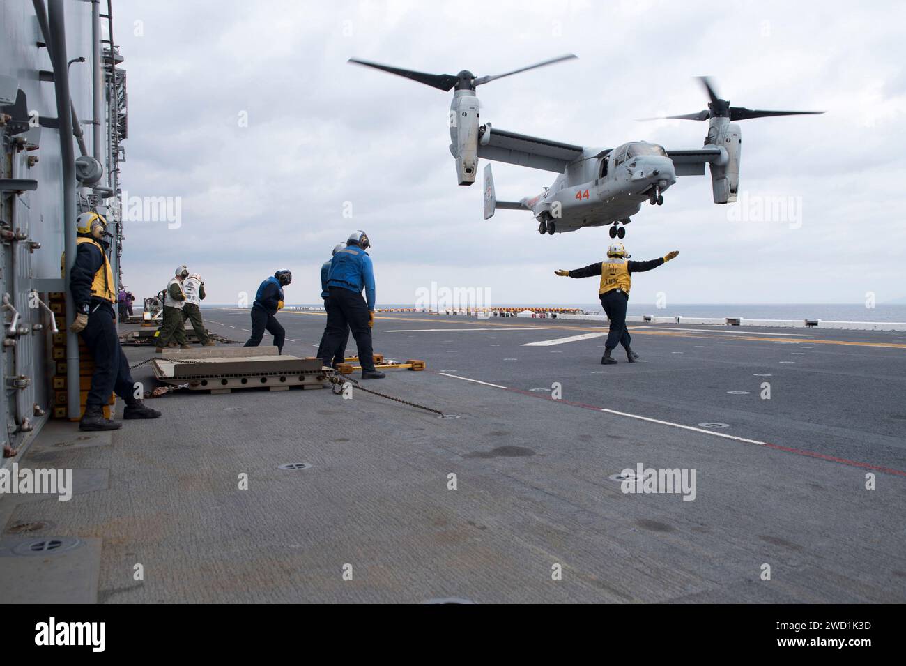 Eine MV-22B Osprey landet an Bord des amphibischen Angriffsschiffs USS Bonhomme Richard. Stockfoto