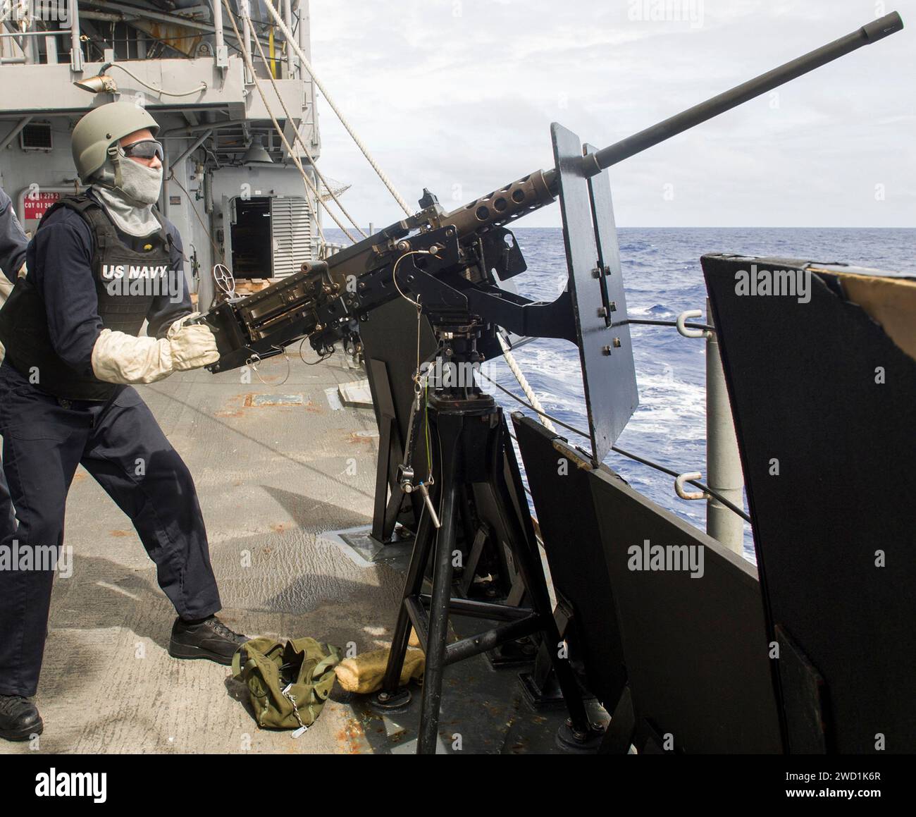 Fire Controlman bemannt ein 50 Kaliber Maschinengewehr an Bord der USS Lake Champlain. Stockfoto