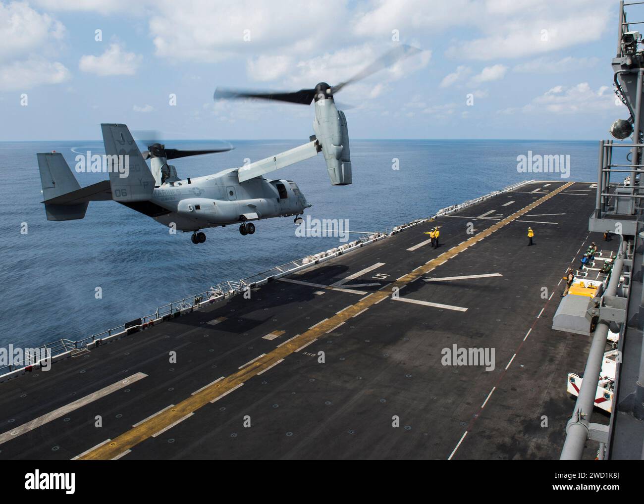 Eine MV-22B Osprey startet vom amphibischen Angriffsschiff USS Makin Island. Stockfoto