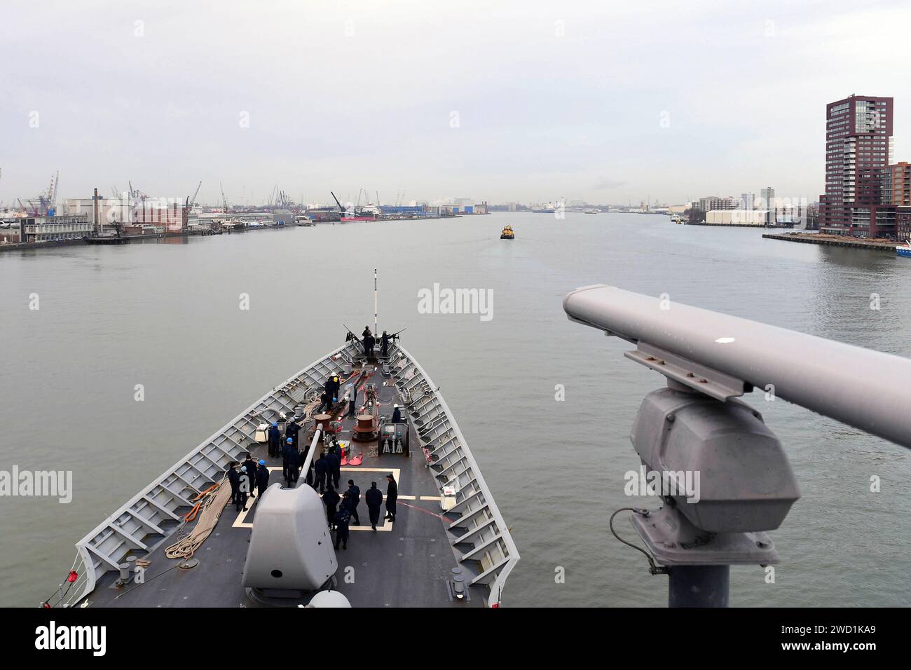 Der Lenkraketenkreuzer USS Hue City verlässt Rotterdam, Niederlande. Stockfoto
