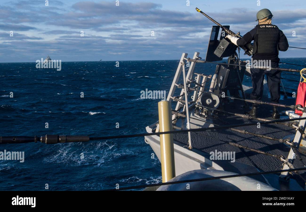 Gunner's Mate nimmt seine Position an Bord des Raketenzerstörers USS James E. Williams ein. Stockfoto
