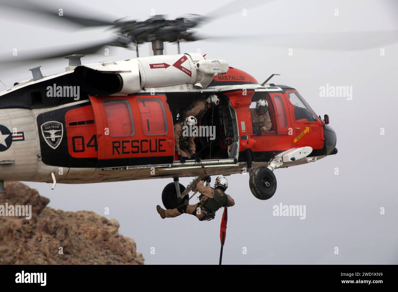 Seeleute führen Übungen zur Bergung von Klippen mit einem MH-60S Sea Hawk Hubschrauber durch. Stockfoto