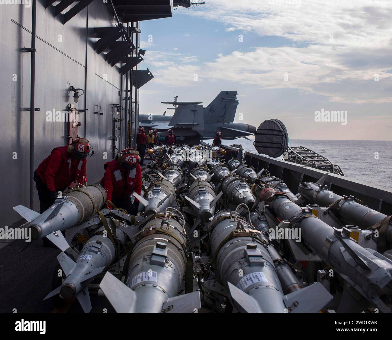 Die Matrosen transportieren Kampfmittel an Bord der USS George H.W. Bush. Stockfoto