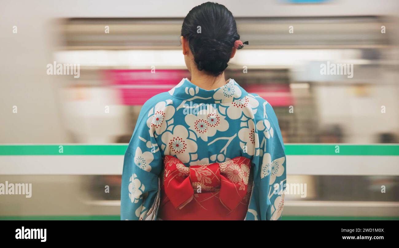 Frau, japan und Bahnhof, Kimono und Reisen mit öffentlichen Verkehrsmitteln, U-Bahn-Munition in der Stadt. Personen-, Reise- oder traditionelle Kleidung in Bewegung verschwimmen Stockfoto