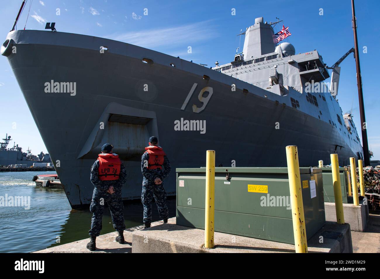 Die USS Mesa Verde verlässt die Marinestation Norfolk zu einem Einsatz. Stockfoto
