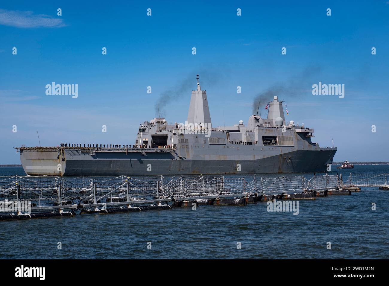 Die USS Mesa Verde verlässt die Marinestation Norfolk für einen Einsatz. Stockfoto