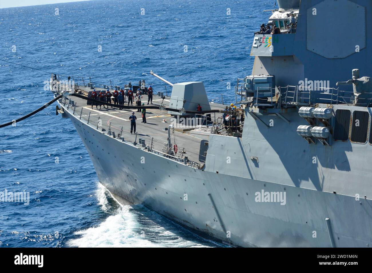 Der Raketenzerstörer USS Roosevelt erhält Treibstoff von der USS Iwo Jima. Stockfoto