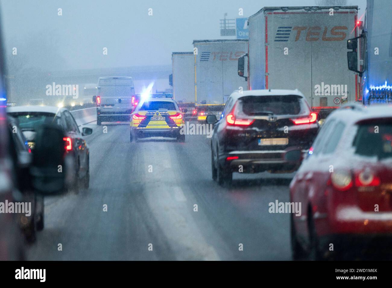 Winterwetter 18.01.2024 Frankfurt Wintereinbruch in Hessen, Autos fahren auf schneebedeckten Fahrbahnen, Autobahn A3 Richtung Frankfurter Kreuz. Frankfurt Frankfurt Hessen Deutschland *** Winterwetter 18 01 2024 Frankfurt Wintereinbruch in Hessen, Autos fahren auf verschneiten Straßen, Autobahn A3 Richtung Frankfurter Kreuz Frankfurt Frankfurt Hessen Deutschland Stockfoto