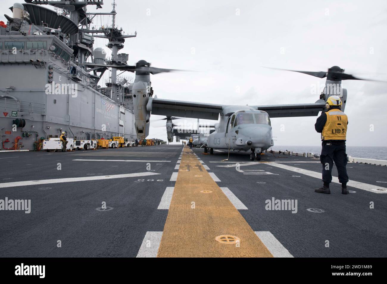 Eine MV-22B Osprey bereitet sich auf den Start vom amphibischen Angriffsschiff USS Bataan vor. Stockfoto