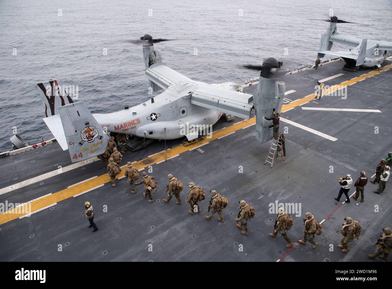 Marines besteigen eine MV-22B Osprey an Bord des amphibischen Angriffsschiffs USS Bonhomme Richard. Stockfoto