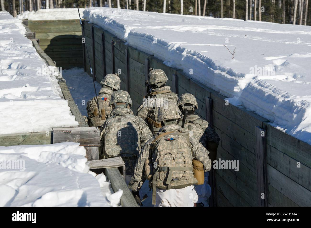 Fallschirmjäger der US-Armee während eines Live-Feuertrainings auf der Joint Base Elmendorf-Richardson, Alaska. Stockfoto